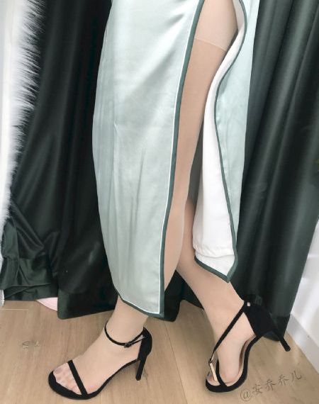 开车带美女上山打扑克的图片_HDHD在线观看